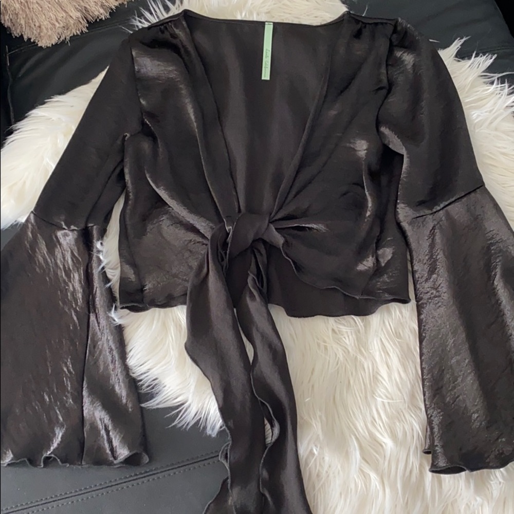 Beautiful and elegant long sleeve crop blouse